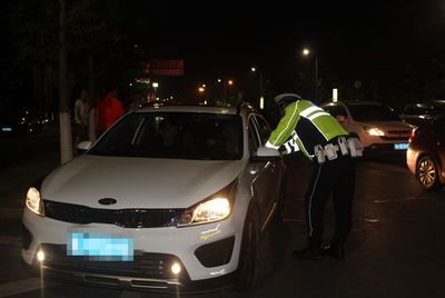 柳葉湖:夜查&ldquo;燈霸&rdquo; 治理道路&ldquo;光污染&rdquo;